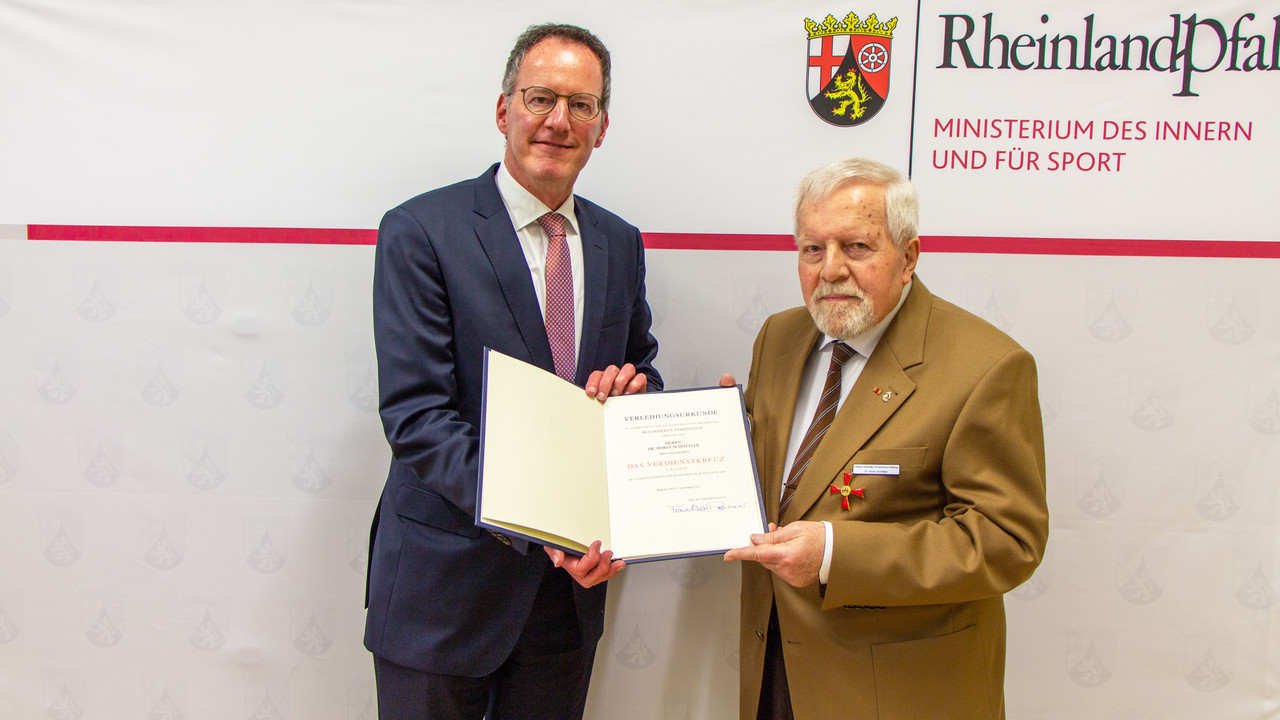Innenminister Michael Ebling bei der Verleihung des Verdienstkreuzes an Dr. Horst Schöttler. 
