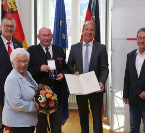Staatssekretär Randolf Stich mit Giesbert Wiethoff (2.v.l.) und Gattin sowie dem Präsidenten des DRK-Landesverband RLP Rainer Kaul (l.) und dem Landrat des Westerwaldkreises Achim Schwickert (r.)