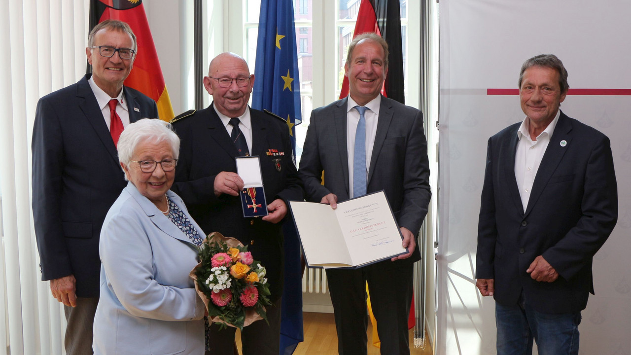 Staatssekretär Randolf Stich mit Giesbert Wiethoff (2.v.l.) und Gattin sowie dem Präsidenten des DRK-Landesverband RLP Rainer Kaul (l.) und dem Landrat des Westerwaldkreises Achim Schwickert (r.)