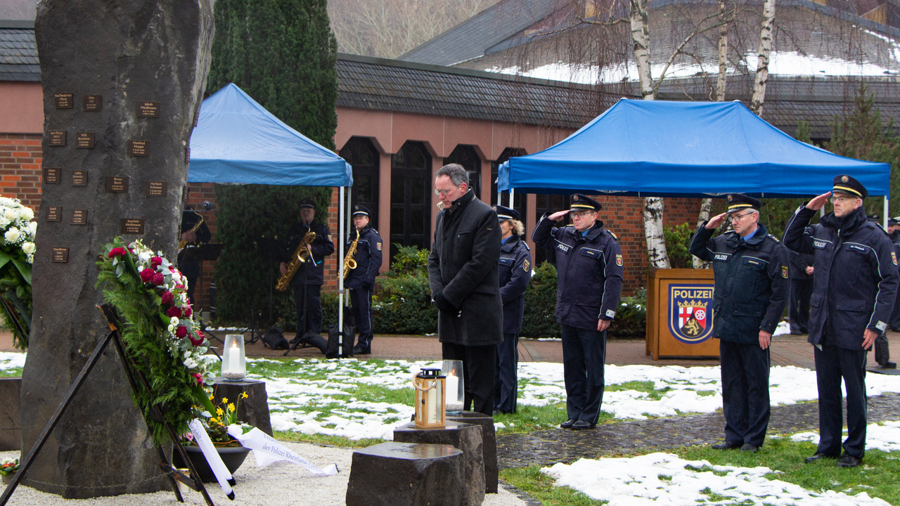 Innenminister Michael Ebling bei einer einer polizeiinternen Gedenkfeier für Yasmin B. und Alexander K. auf dem Gelände der Hochschule der Polizei.