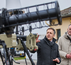Innenminister Michael Ebling bei der Vorstellung der neuen Drohnenabwehrtechnik.