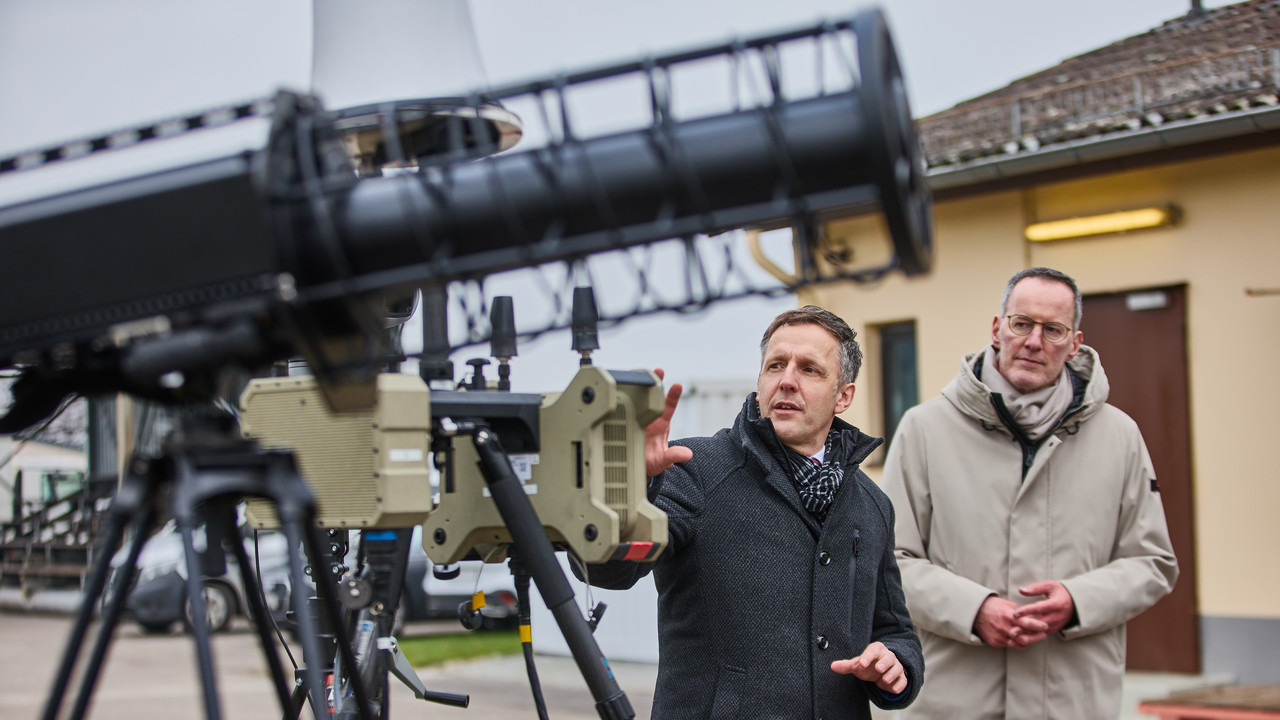 Innenminister Michael Ebling bei der Vorstellung der neuen Drohnenabwehrtechnik. Innenminister Michael Ebling bei der Vorstellung der neuen Drohnenabwehrtechnik.