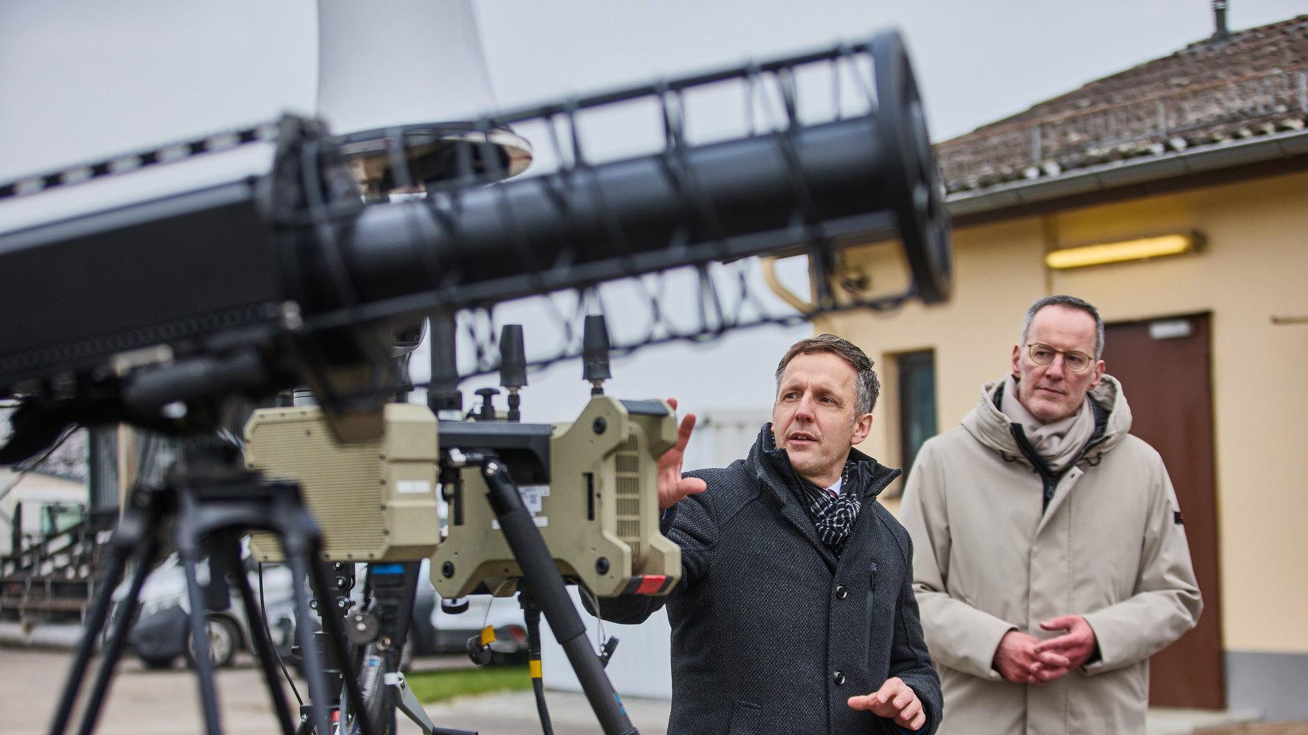 Innenminister Michael Ebling bei der Vorstellung der neuen Drohnenabwehrtechnik.