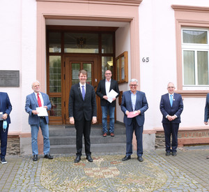 Innenminister Roger Lewentz bei der Bescheidübergabe an Verbandsbürgermeister  Marcus Heintel