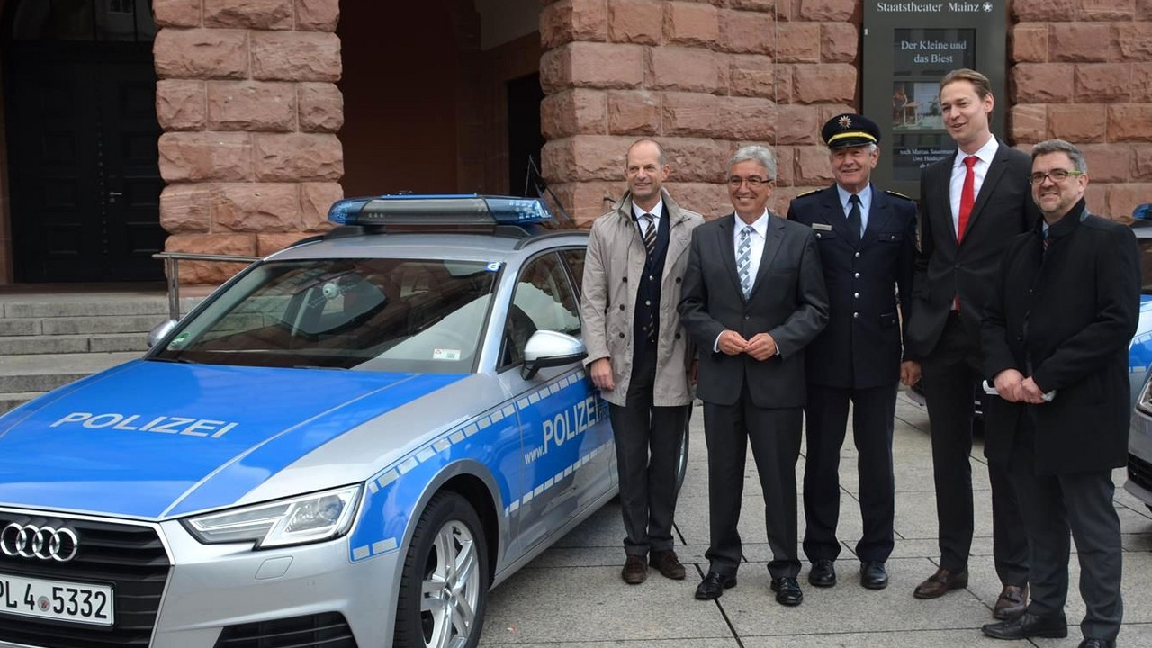 Vorstellung der neuen Audi A4 Avant vor dem Staatstheater in Mainz. Vor dem neuen Wagen stehen Vertreter der Polizei mit Innenminister Roger Lewentz