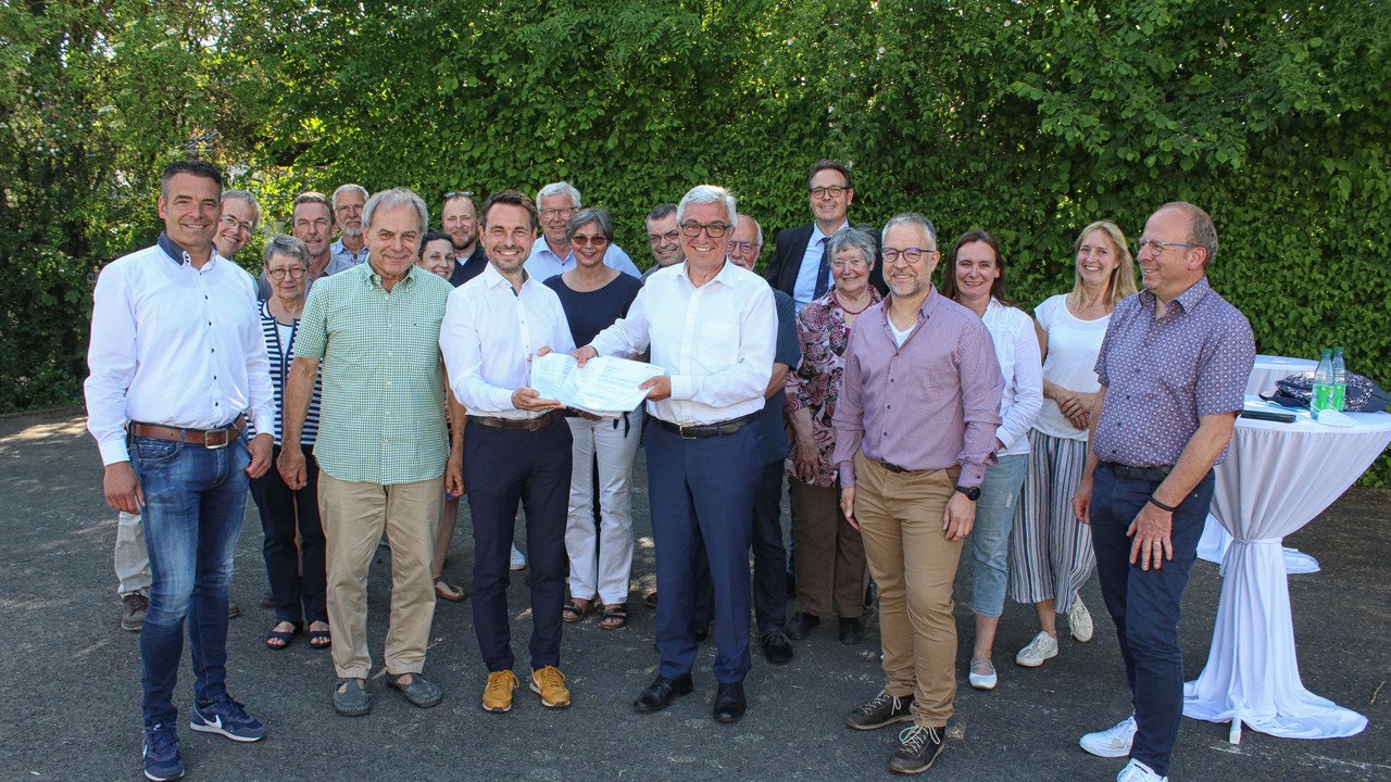 Innenminister Lewentz bei der Bescheidübergabe an Oberbürgermeister David Langner