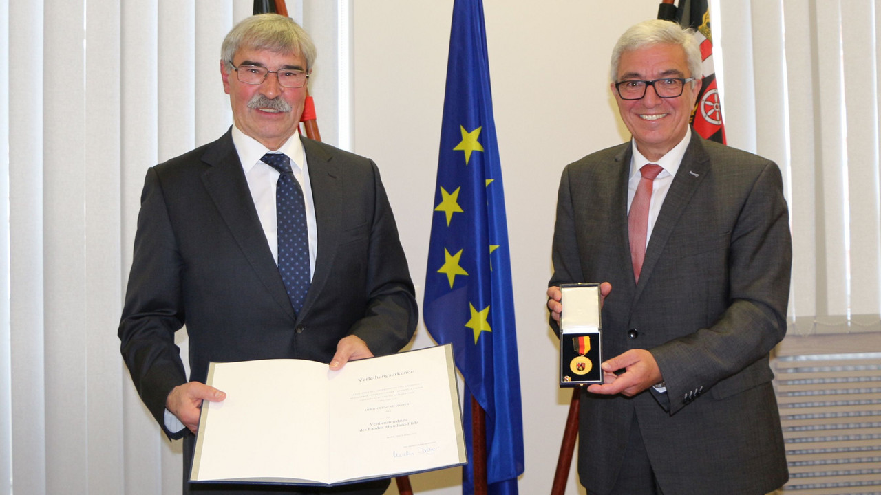 Minister Lewentz überreicht die Verdienstmedaille des Landes an Ernfried Groh