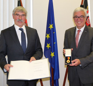 Minister Lewentz überreicht die Verdienstmedaille des Landes an Ernfried Groh