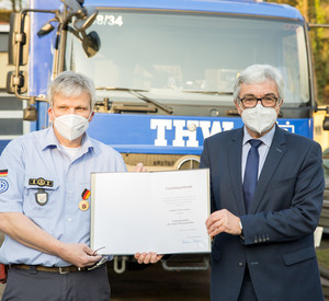 Innenminister Lewentz ehrt Stephan Heinz mit Verdienstmedaille