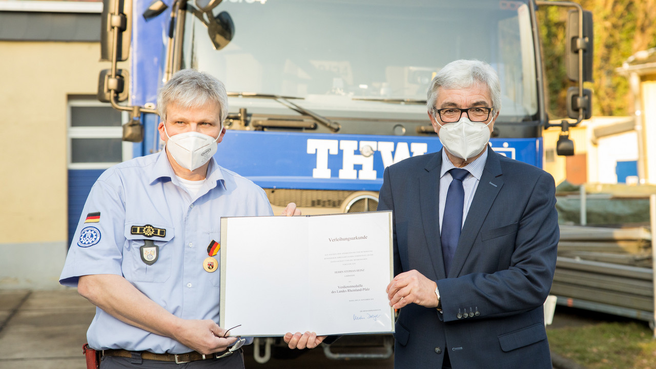 Innenminister Lewentz ehrt Stephan Heinz mit Verdienstmedaille