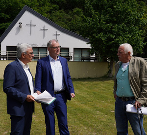 Innenminister Roger Lewentz mit Verbandsgemeindebürgermeister Uwe Bruchhäuser und Ortsbürgermeister Dieter Görg bei der Bescheidübergabe in Fachbach