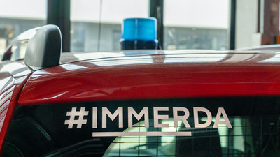 Die Rückseite eines Feuerwehreinsatzfahrzeuges. Auf der Fensterscheibe steht in weißer Schrift #immerda.