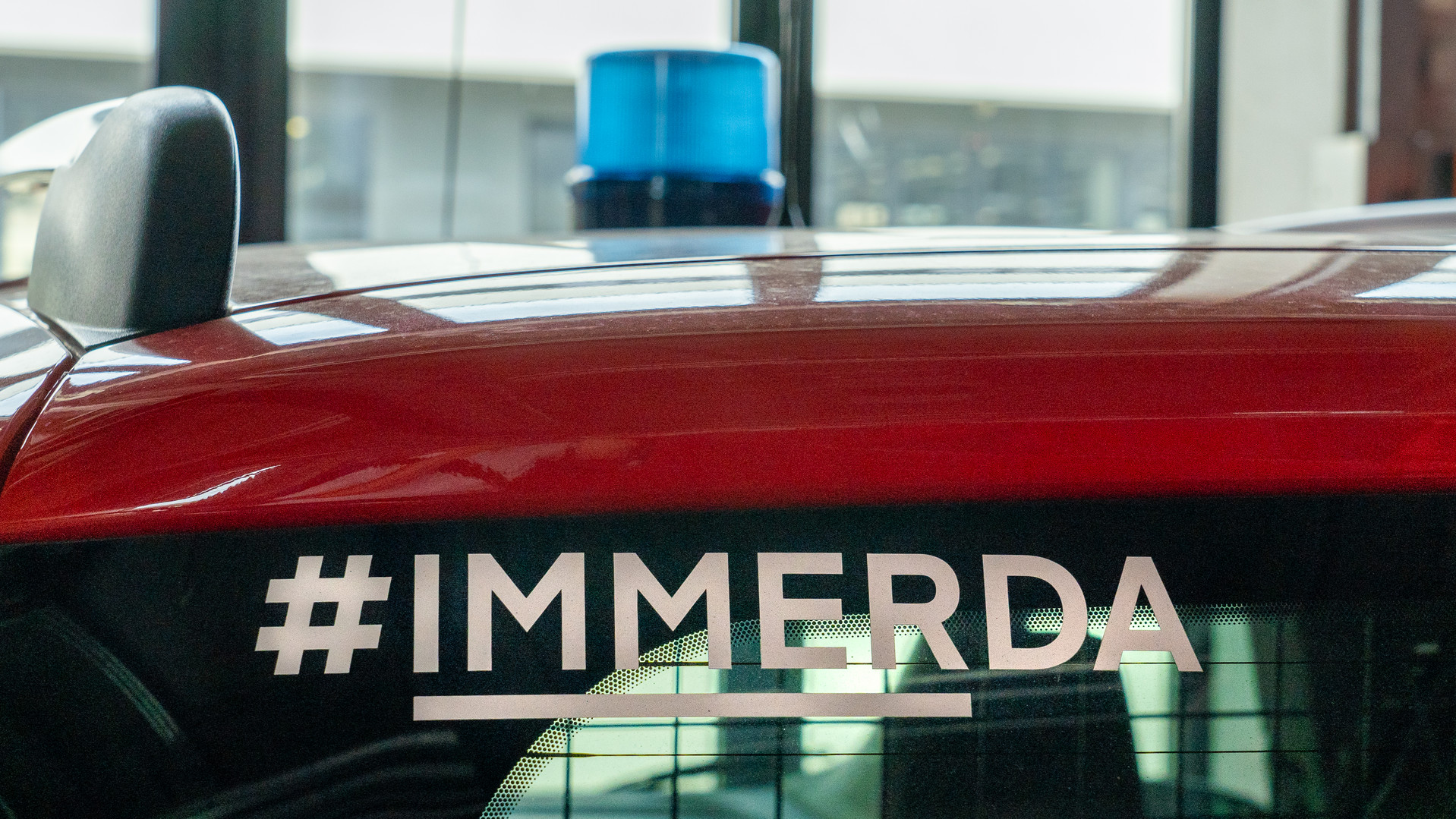 Die Rückseite eines Feuerwehreinsatzfahrzeuges. Auf der Fensterscheibe steht in weißer Schrift #immerda.