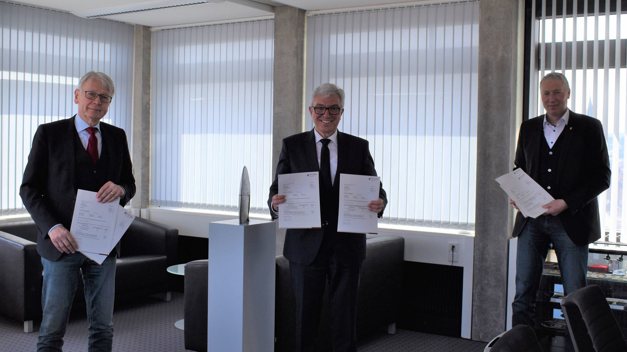 Innenminister Roger Lewentz bei der Bescheidübergabe an Oberbürgermeister Dr. Klaus Weichel