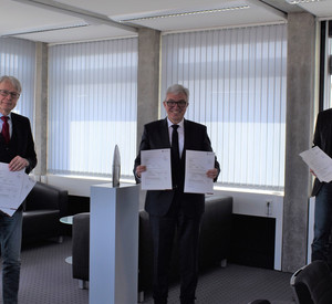Innenminister Roger Lewentz bei der Bescheidübergabe an Oberbürgermeister Dr. Klaus Weichel