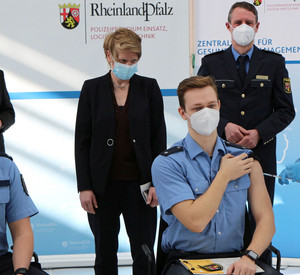 Innenminister Lewentz und die Vorsitzende des Hauptpersonalrates der Polizei, Kunz, begleiteten den Start der polizeiinternen Impfungen.