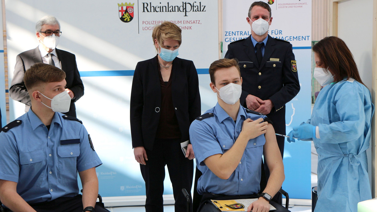 Innenminister Lewentz und die Vorsitzende des Hauptpersonalrates der Polizei, Kunz, begleiteten den Start der polizeiinternen Impfungen.