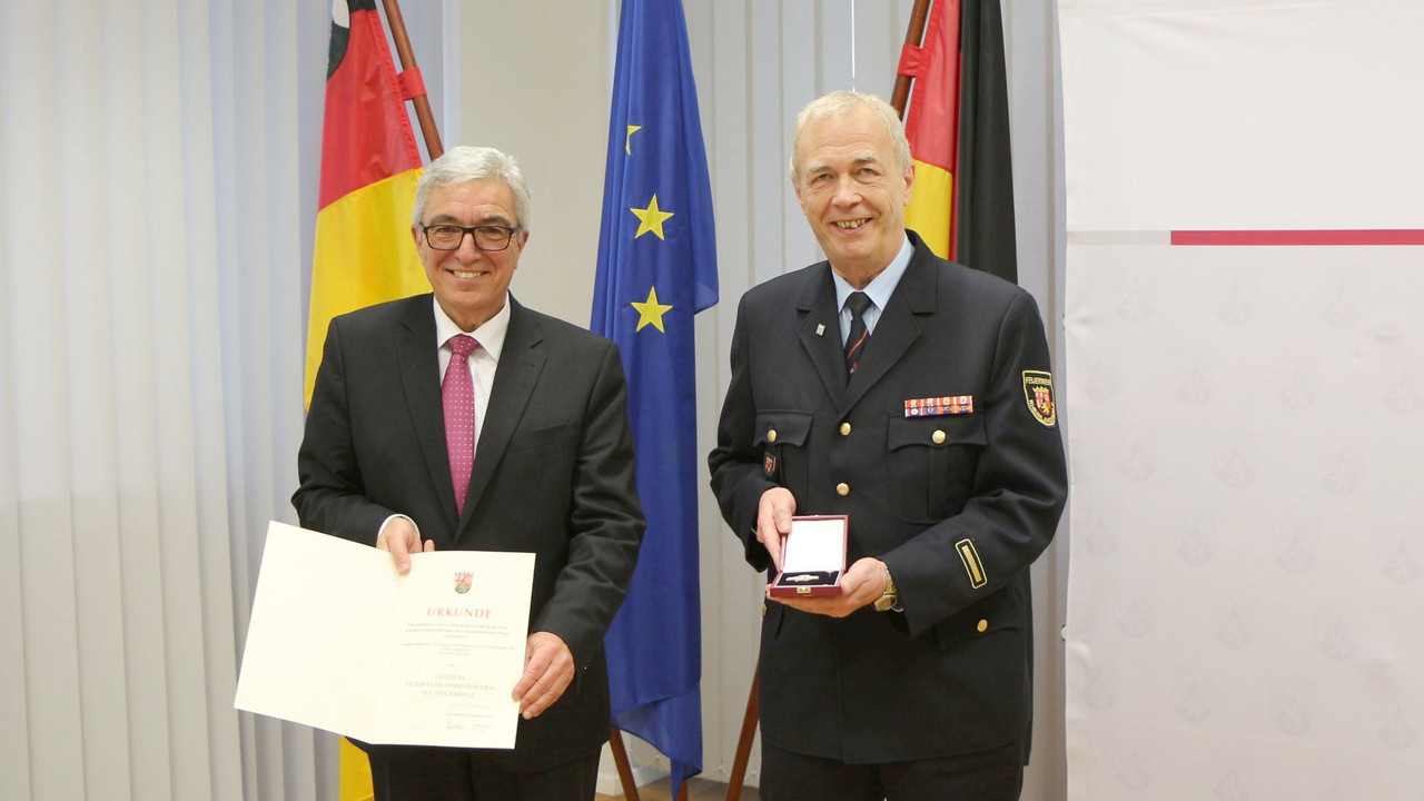 Innenminister Roger Lewentz verleiht Brand- und Katastrophenschutzinspekteur a.D. Axel Simonis das Goldene Feuerwehr-Ehrenzeichen als Steckkreuz