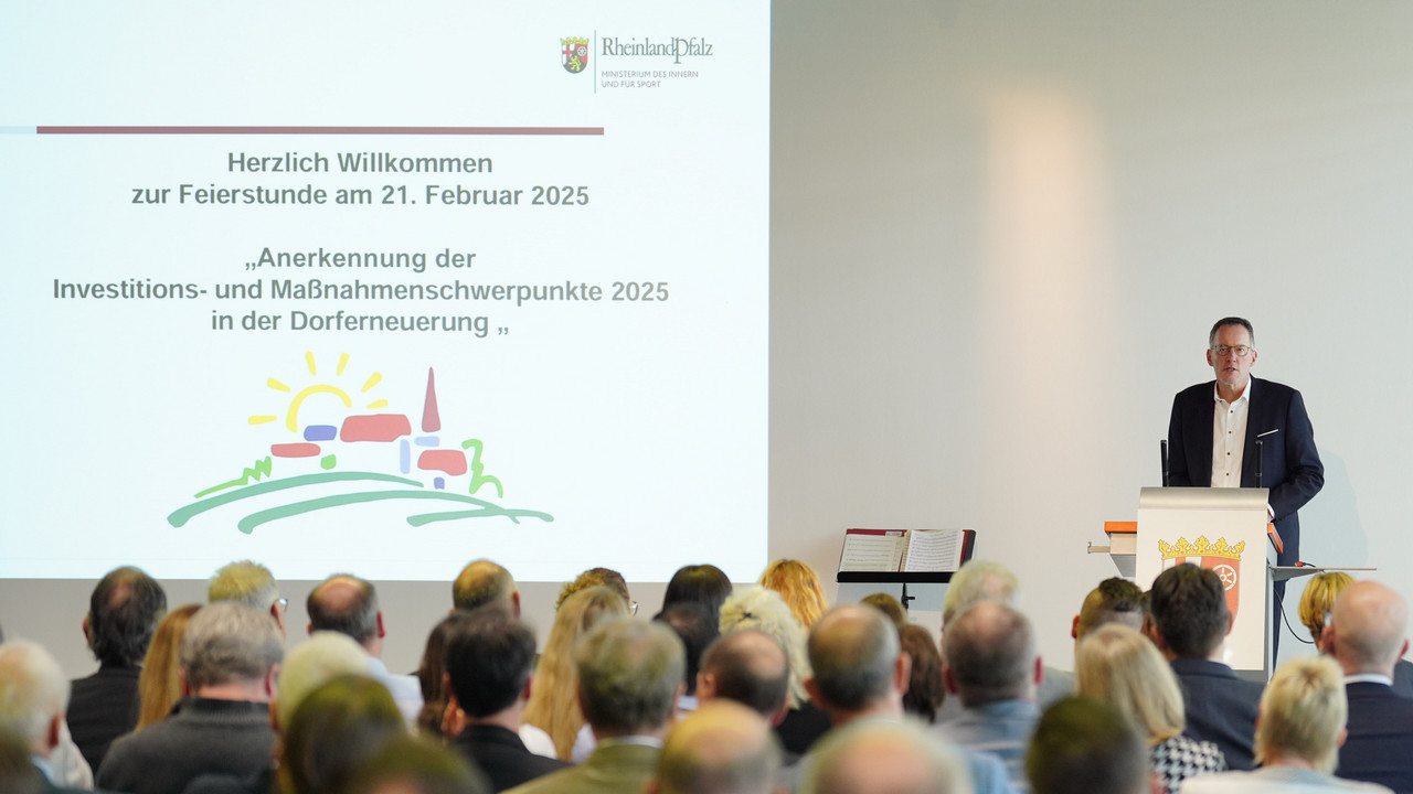 Innenminister Michael Ebling bei der Anerkennungsfeier für die neuen Schwerpunktgemeinden.