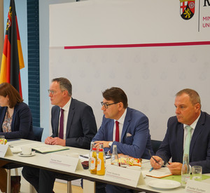 Innenminister Michael Ebling (2.v.l.) stellt gemeinsam mit Thomas Hirsch (2.v.r.), Präsident des Sparkassenverbandes Rheinland-Pfalz, und Frank Gautsche (r.), Vizepräsident des Landeskriminalamtes, die ersten Ergebnisse der Kooperation vor.
