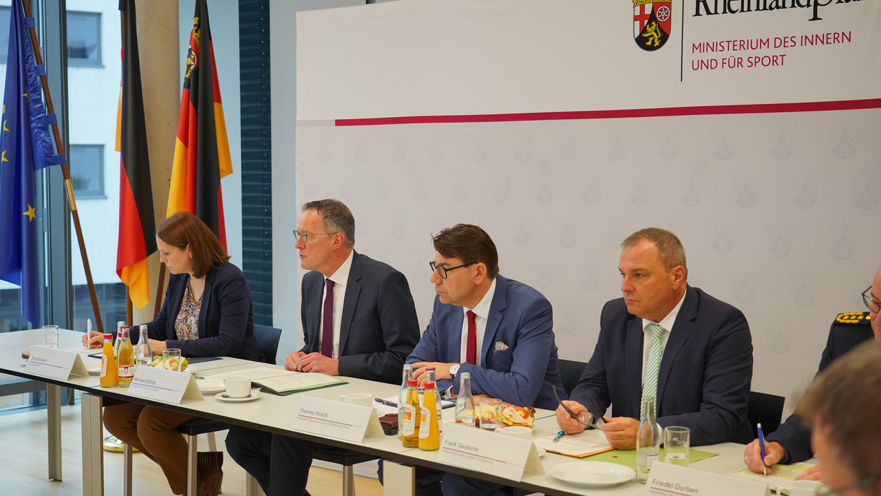 Innenminister Michael Ebling (2.v.l.) stellt gemeinsam mit Thomas Hirsch (2.v.r.), Präsident des Sparkassenverbandes Rheinland-Pfalz, und Frank Gautsche (r.), Vizepräsident des Landeskriminalamtes, die ersten Ergebnisse der Kooperation vor.