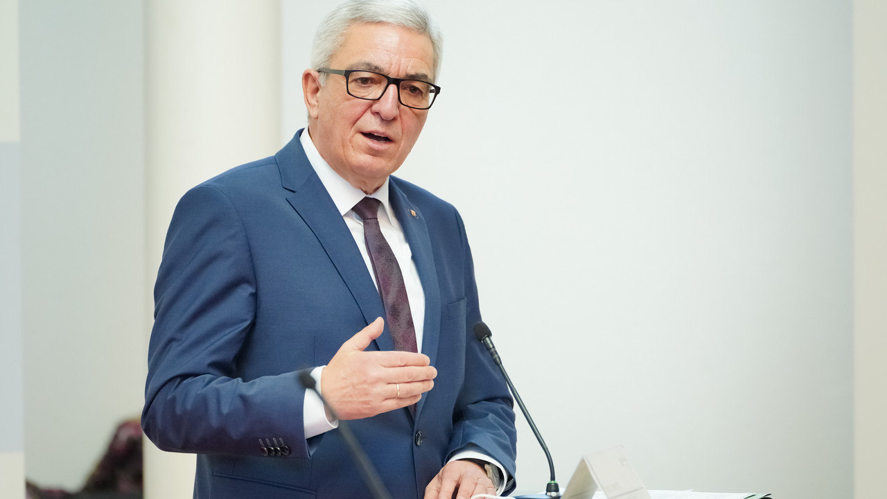 Innenminister Roger Lewentz bei der Pressekonferenz der Landesregierung zur Vorstellung neuer Corona-Maßnahmen.