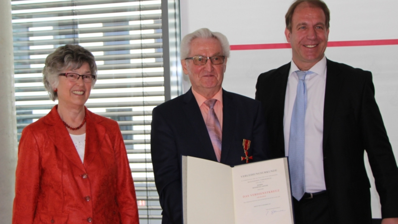 Reinhold Anton gemeinsam mit seiner Ehefrau und Staatssekretär Randolf Stich bei Urkundenübergabe.