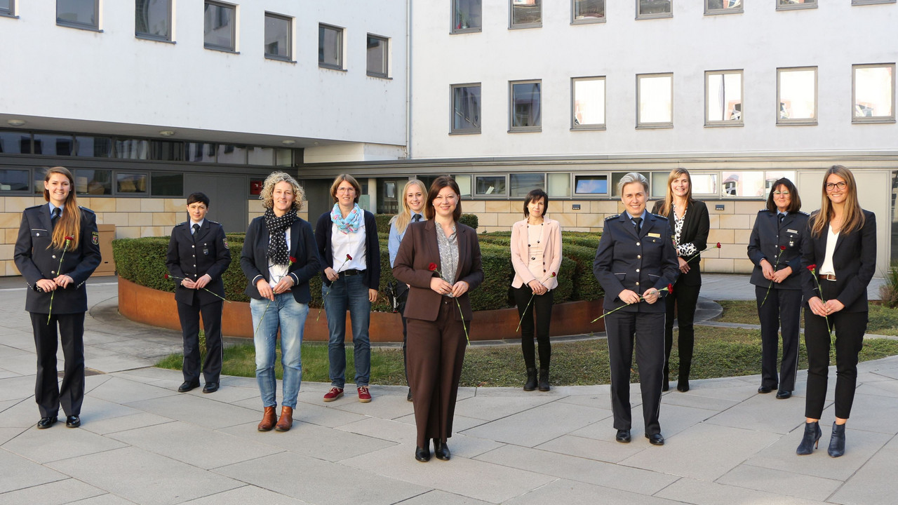 Staatssekretärin Nicole Steingaß hat sich anlässlich des Weltfrauentags im Innenministerium mit Polizistinnen ausgetauscht.