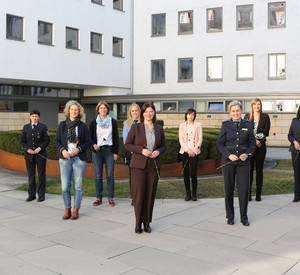 Staatssekretärin Nicole Steingaß hat sich anlässlich des Weltfrauentags im Innenministerium mit Polizistinnen ausgetauscht.