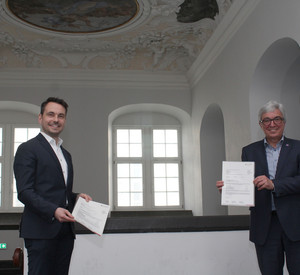 Innenminister Roger Lewentz bei der Bescheidübergabe an OB David Langner