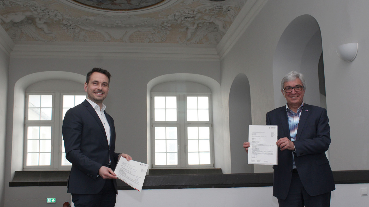 Innenminister Roger Lewentz bei der Bescheidübergabe an OB David Langner