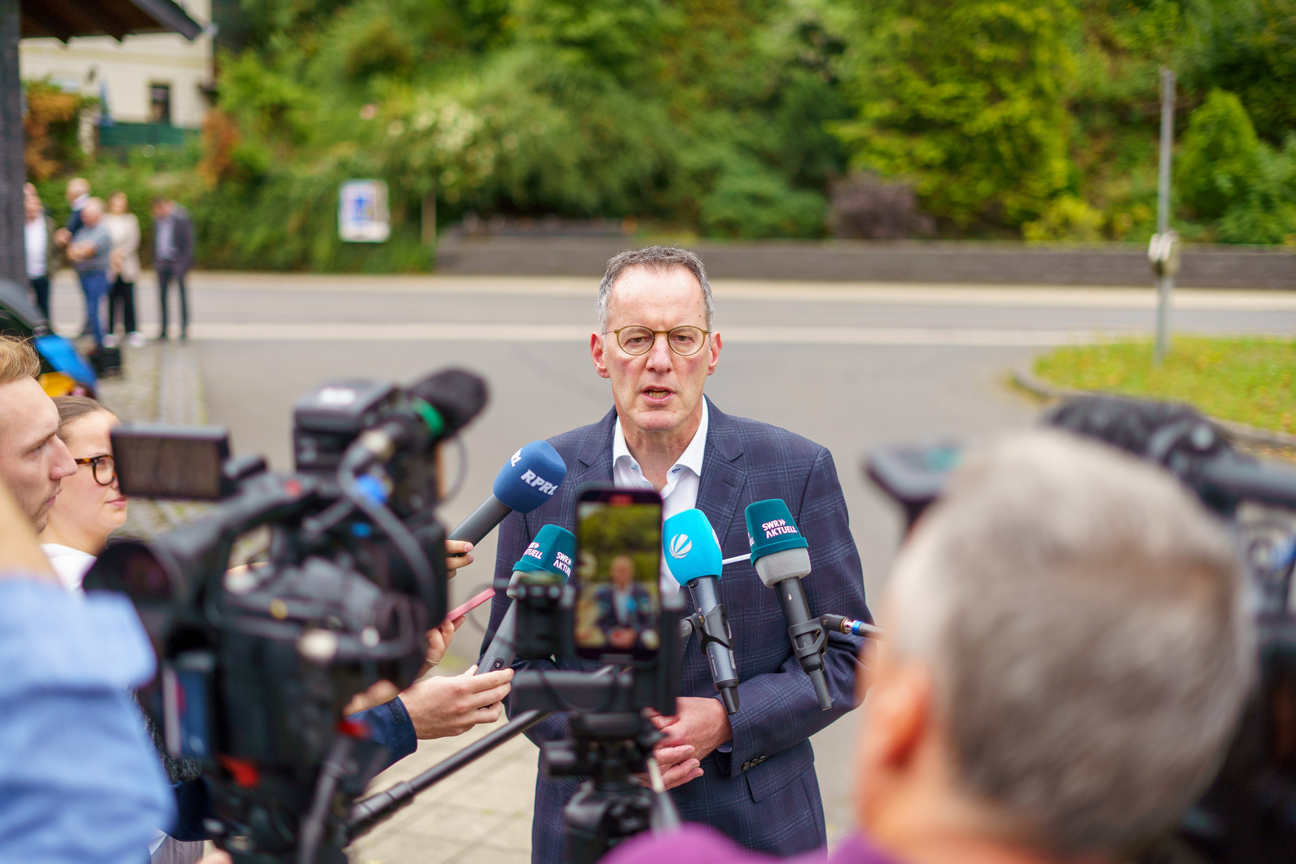 Innenminister Michael Ebling gibt ein Pressestatement zur Einsatzlage in der Polizeiinspektion Linz.