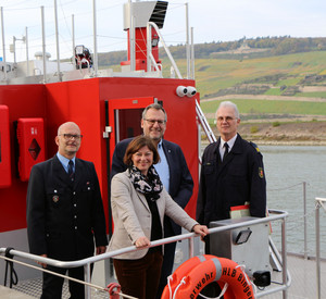 Staatssekretärin Steingaß mit Oberbürgermeister Feser bei der Übergabe des Löschboots