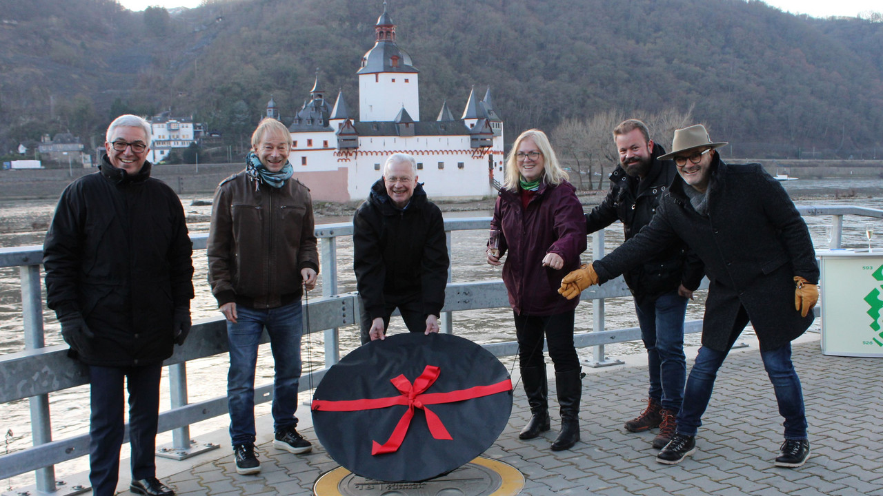 Innenminister Roger Lewentz (links) bei der Einweihung der William-Turnern-Platte in Kaub