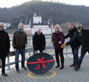 Innenminister Roger Lewentz (links) bei der Einweihung der William-Turnern-Platte in Kaub