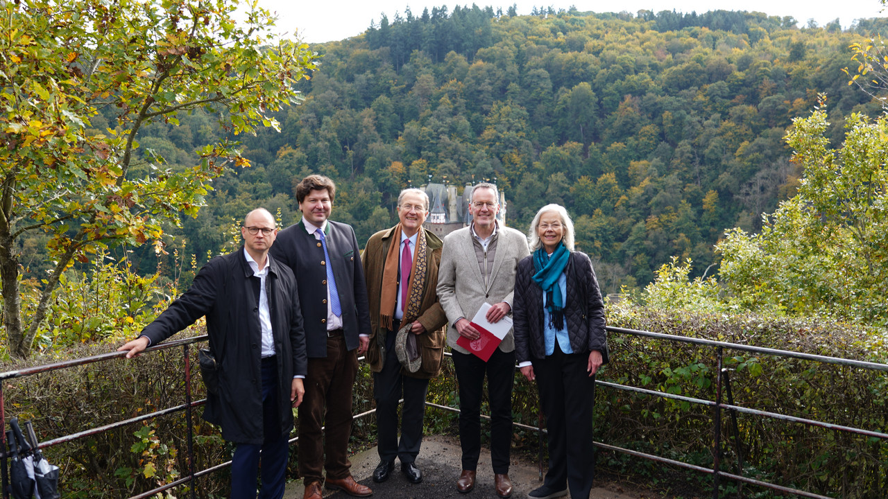 Innenminister Michael Ebling besucht die Burg Eltz im Rahmen einer Förderbescheidübergabe