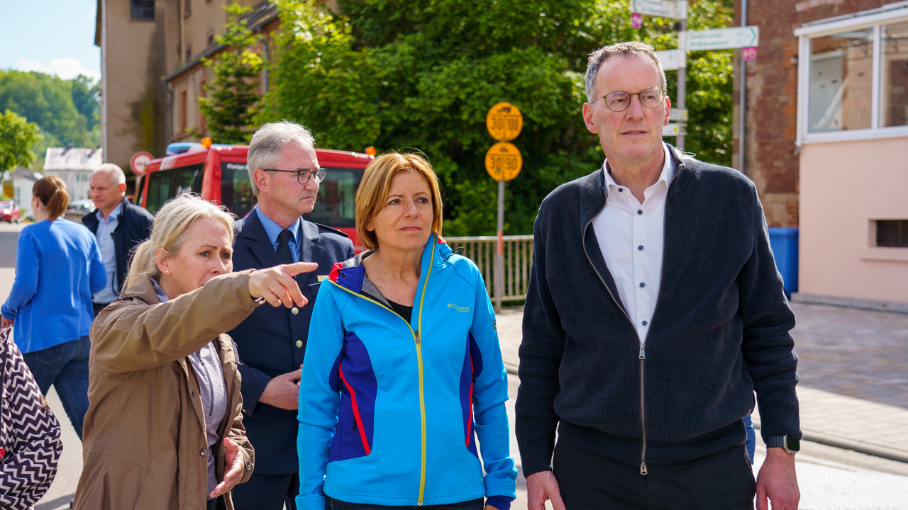 Landrätin Susanne Ganster, Ministerpräsidentin Malu Dreyer und Innenminister Michael Ebling machen sich in Contwig ein Bild von der Lage.