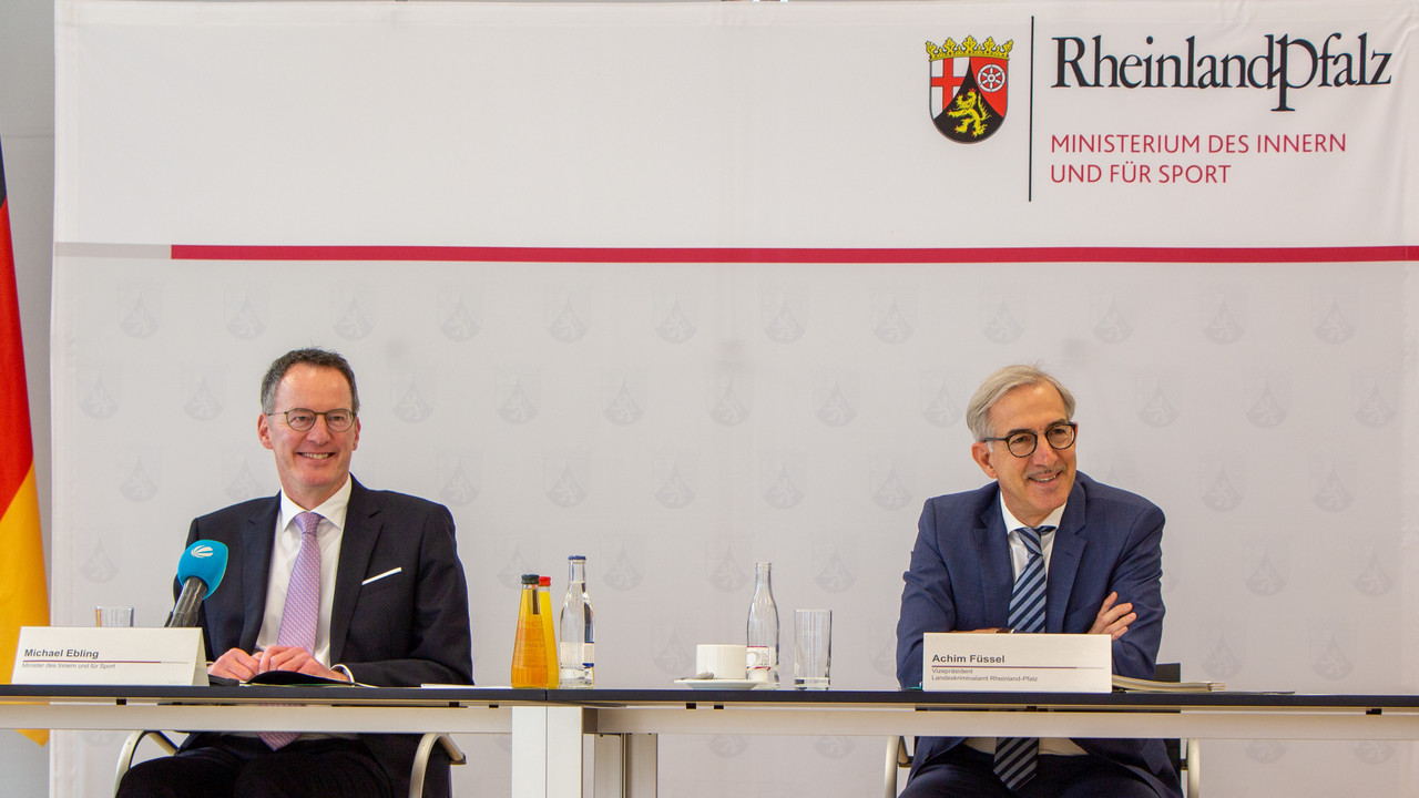 Innenminister Michael Ebling und LKA-Vizepräsident Achim Füssel bei der Vorstellung der Polizeilichen Kriminalstatistik 2022.