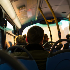 Ein Mann sitzt in einem Bus
