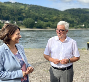 Innenminister Roger Lewentz im Gespräch mit Wirtschaftsministerin Daniela Schmitt am Rheinufer in St. Goarshausen.