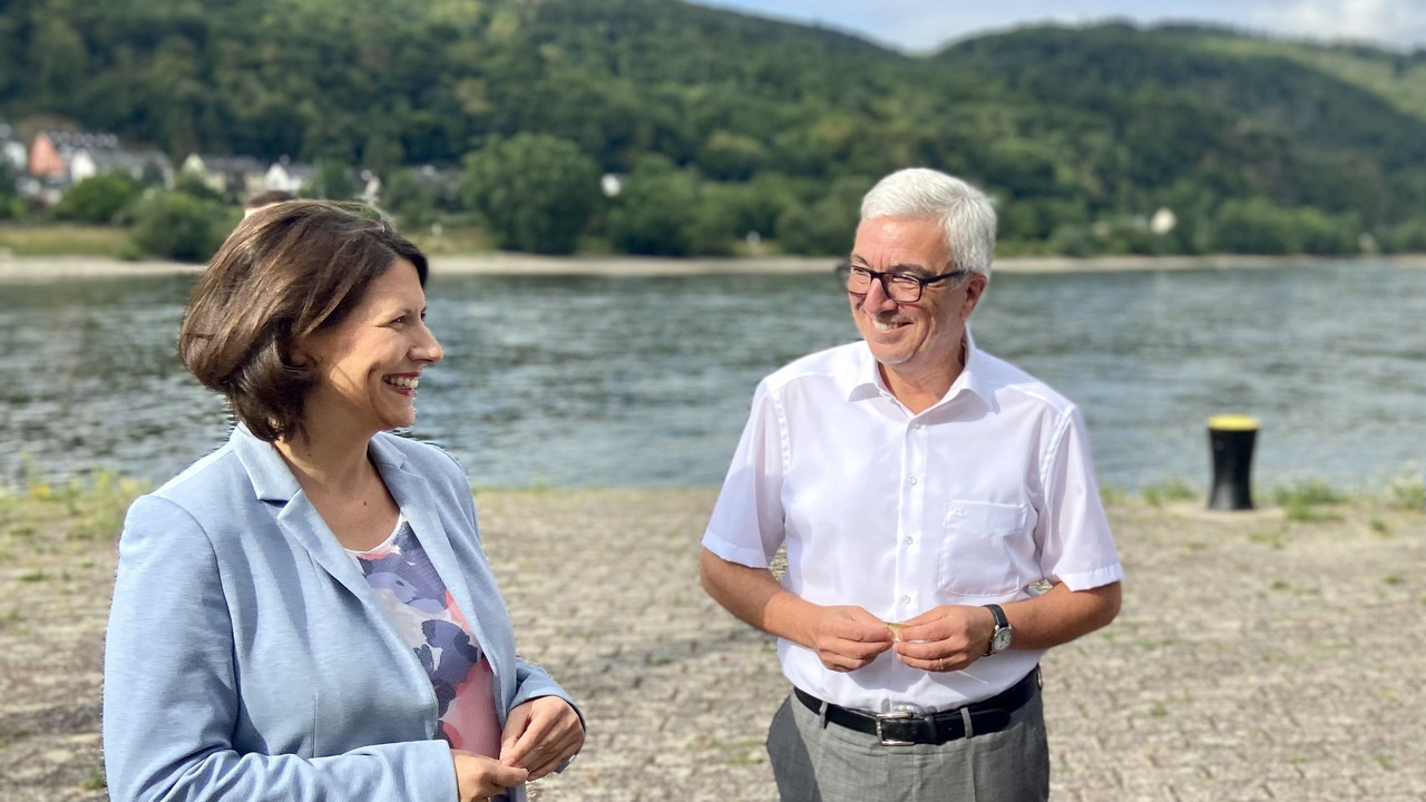 Innenminister Roger Lewentz im Gespräch mit Wirtschaftsministerin Daniela Schmitt am Rheinufer in St. Goarshausen.