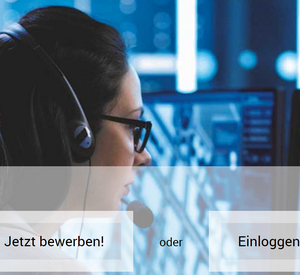 Polizeibeamtin sitzt mit Headset vor einem Computer. Button mit "Jetzt Bewerben" und "Einloggen" im unteren Drittel sichtbar.