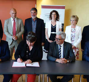 Unterzeichnung der Vereinbarung 