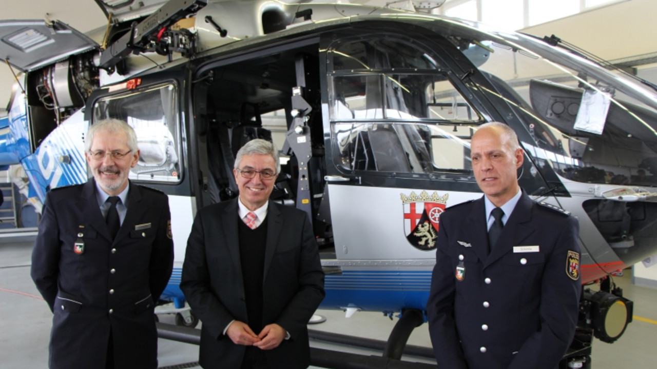 XXX, Innenminister Roger Lewentz und der Leiter der Hubschrauberstaffel Ralf Schmitz stehen in einer Halle vor einem Hubschrauber