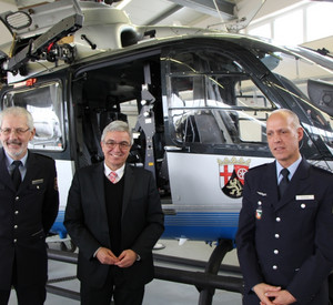 XXX, Innenminister Roger Lewentz und der Leiter der Hubschrauberstaffel Ralf Schmitz stehen in einer Halle vor einem Hubschrauber