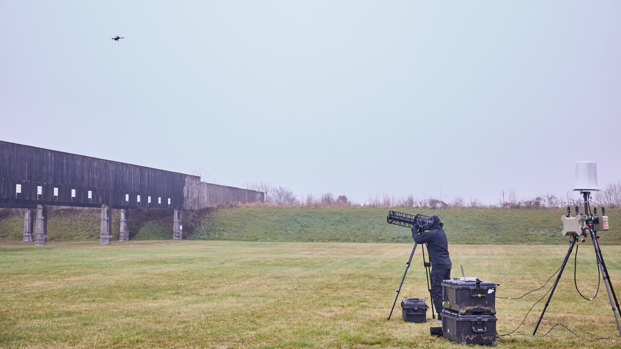 Ein Polizeibeamter zeigt, wie die neue Drohnenabwehrtechnik funktioniert. Ein Polizeibeamter zeigt, wie die neue Drohnenabwehrtechnik funktioniert.