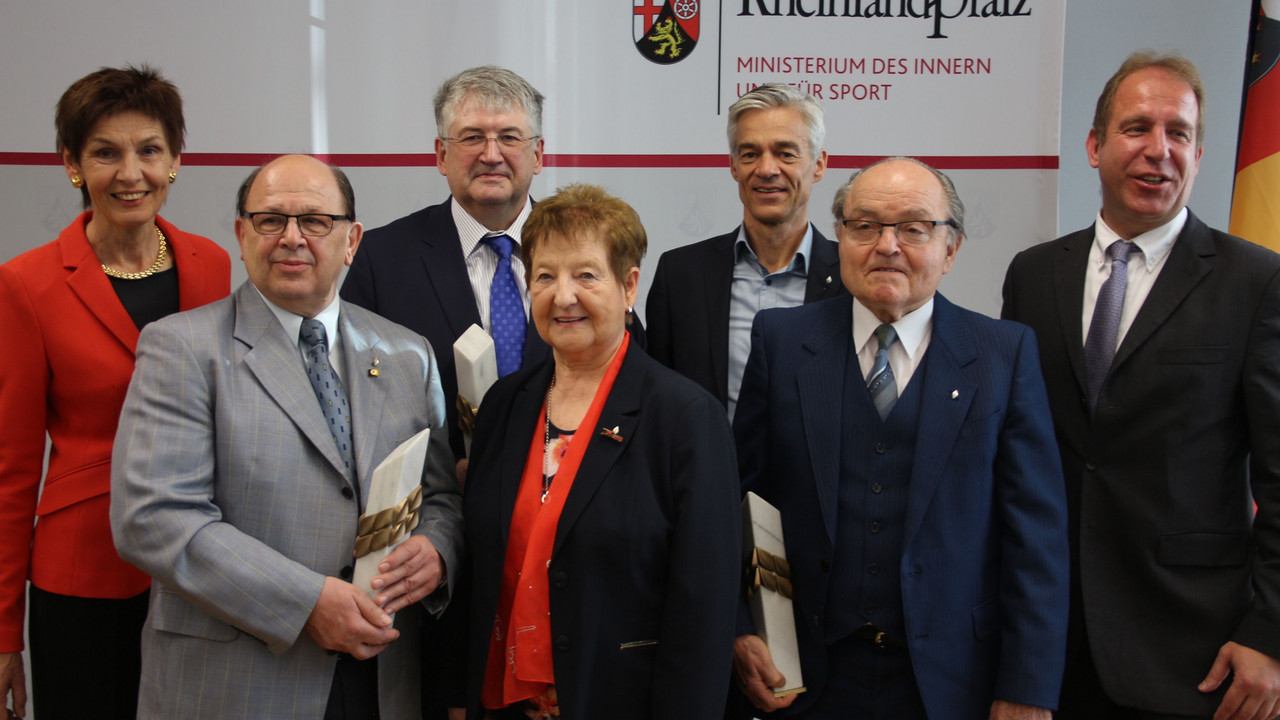 Staatssekretär Randolf Stich hat verdiente Persönlichkeiten mit dem Sport-Obelisken geehrt