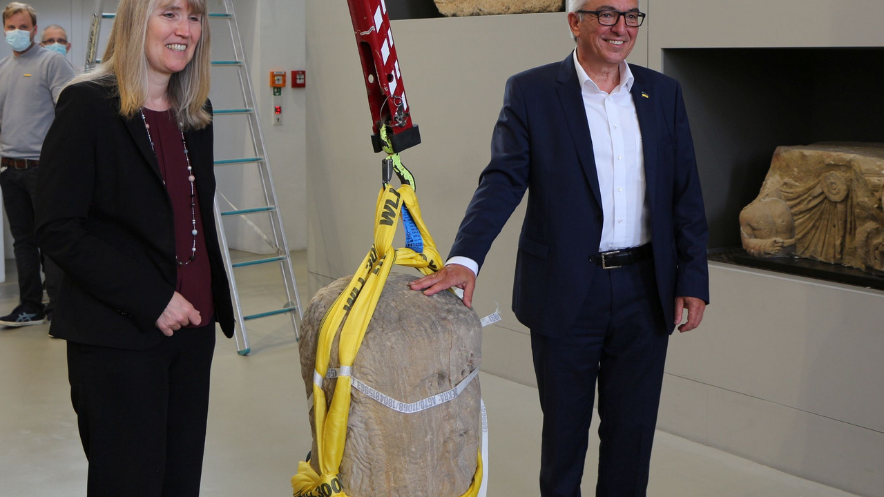 Innenminister Roger Lewentz beim Umzug des Kaiserkopfs im Landesmuseum Mainz