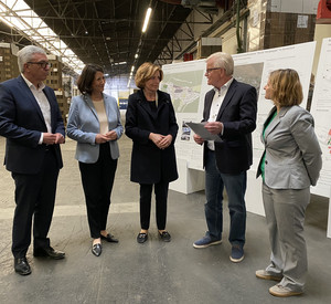 Innenminister Roger Lewentz mit Ministerpräsidentin Malu Dreyer und weiteren Mitgliedern der Landesregierung bei der Übergabe des Förderbescheides an Ortsbürgermeister Walter Radermacher