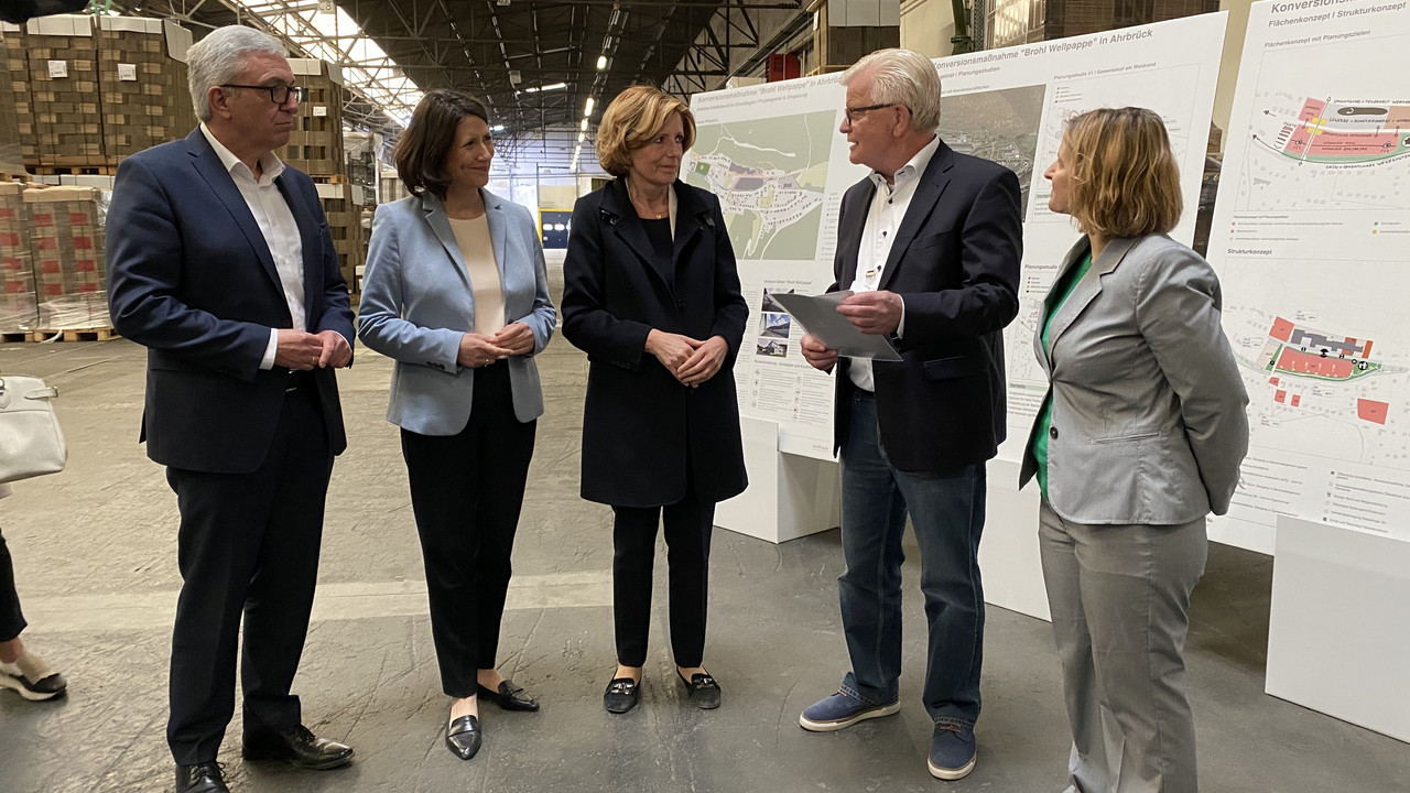 Innenminister Roger Lewentz mit Ministerpräsidentin Malu Dreyer und weiteren Mitgliedern der Landesregierung bei der Übergabe des Förderbescheides an Ortsbürgermeister Walter Radermacher